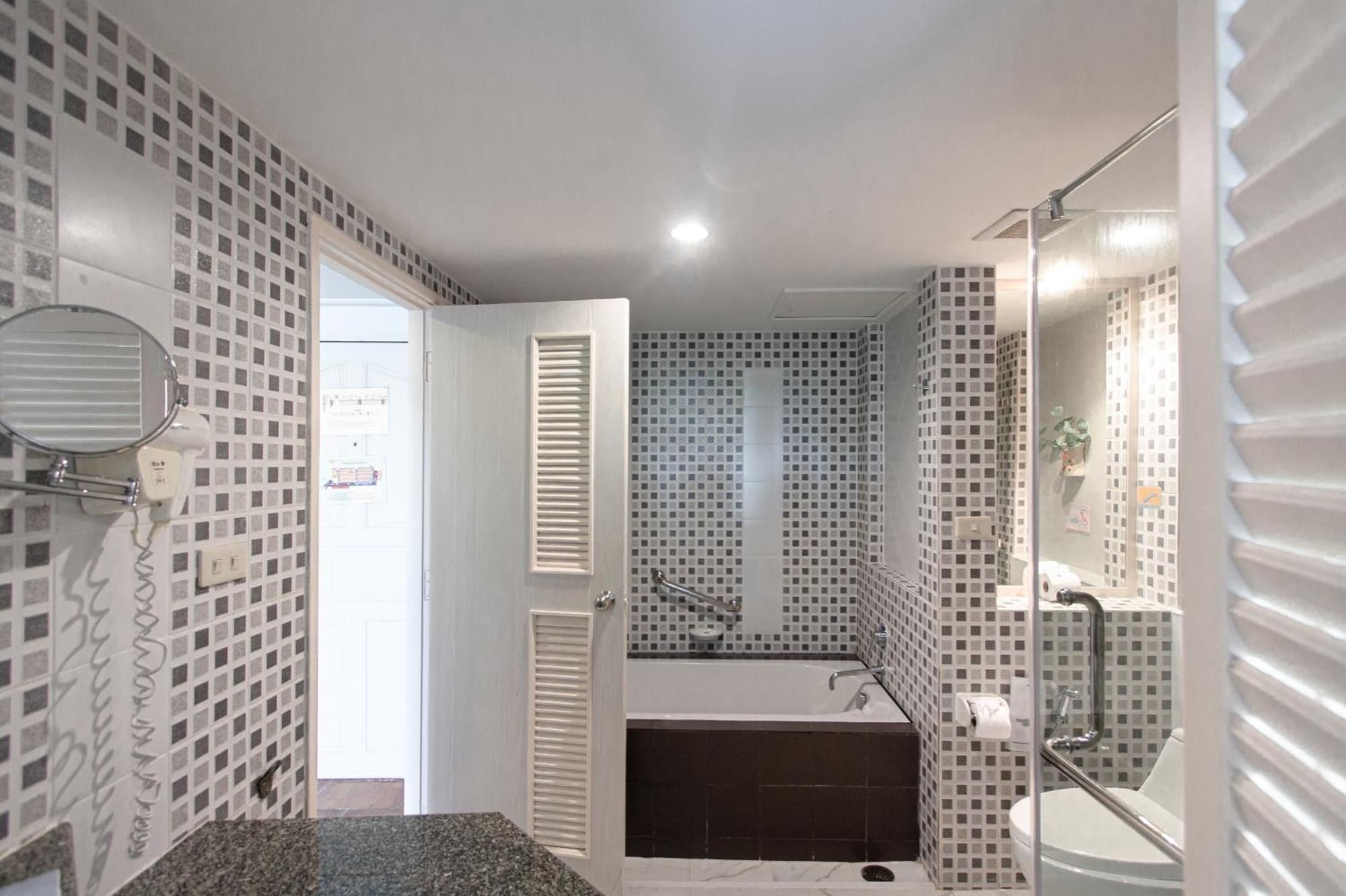 Deluxe Double or Twin Room Pool Access