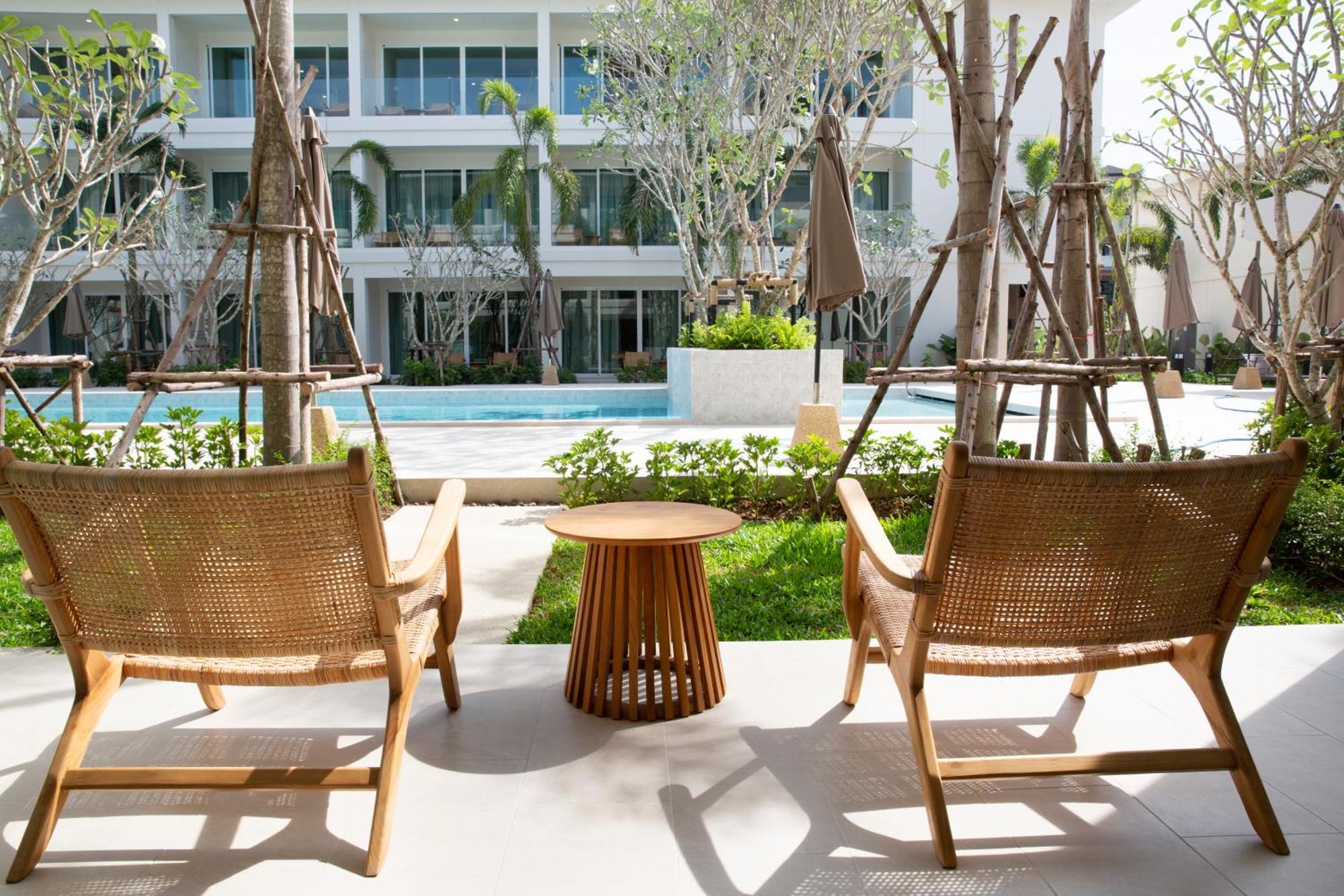 Deluxe King or Twin Room Pool Entrance