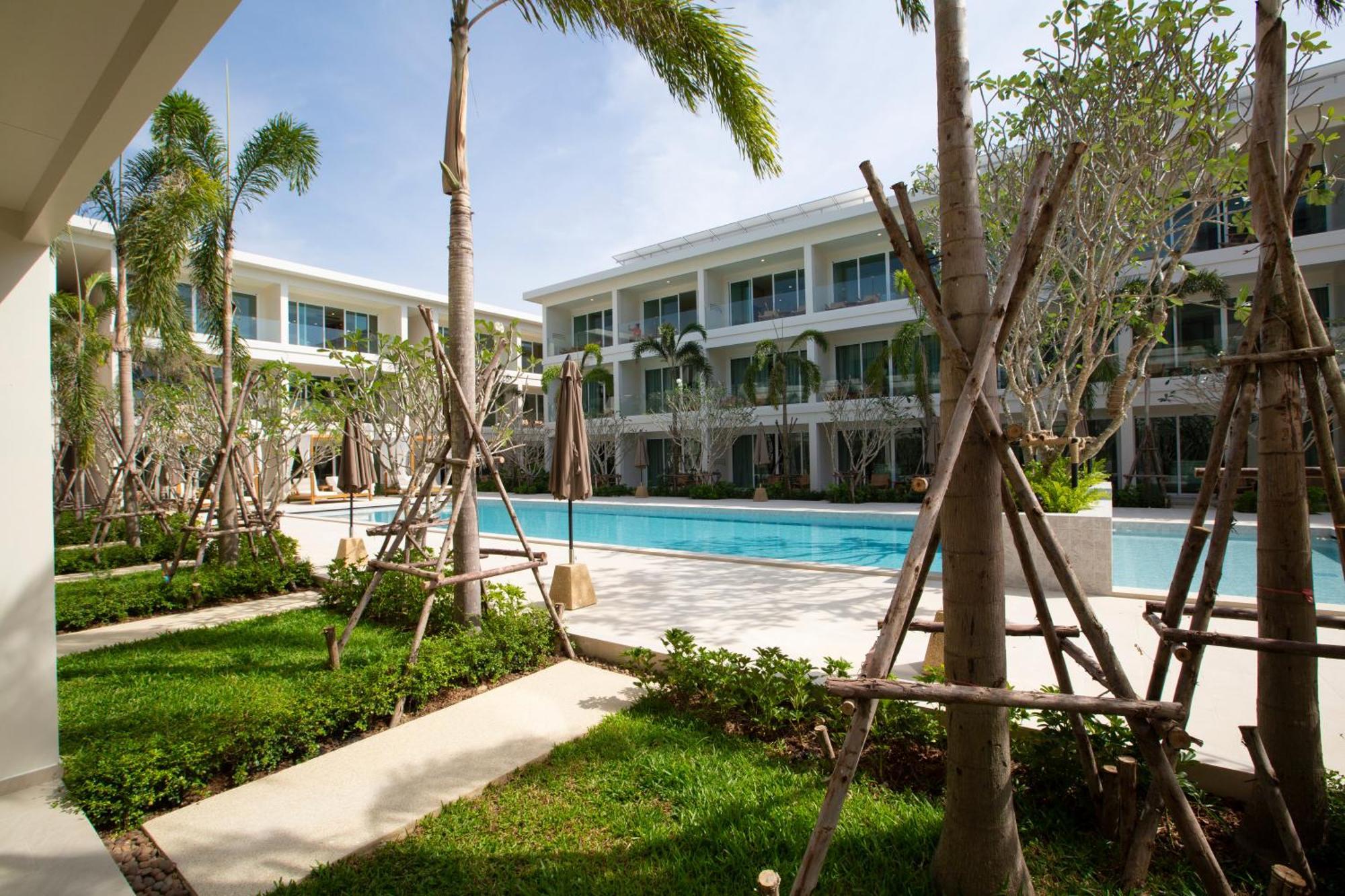 Deluxe King or Twin Room Pool Entrance