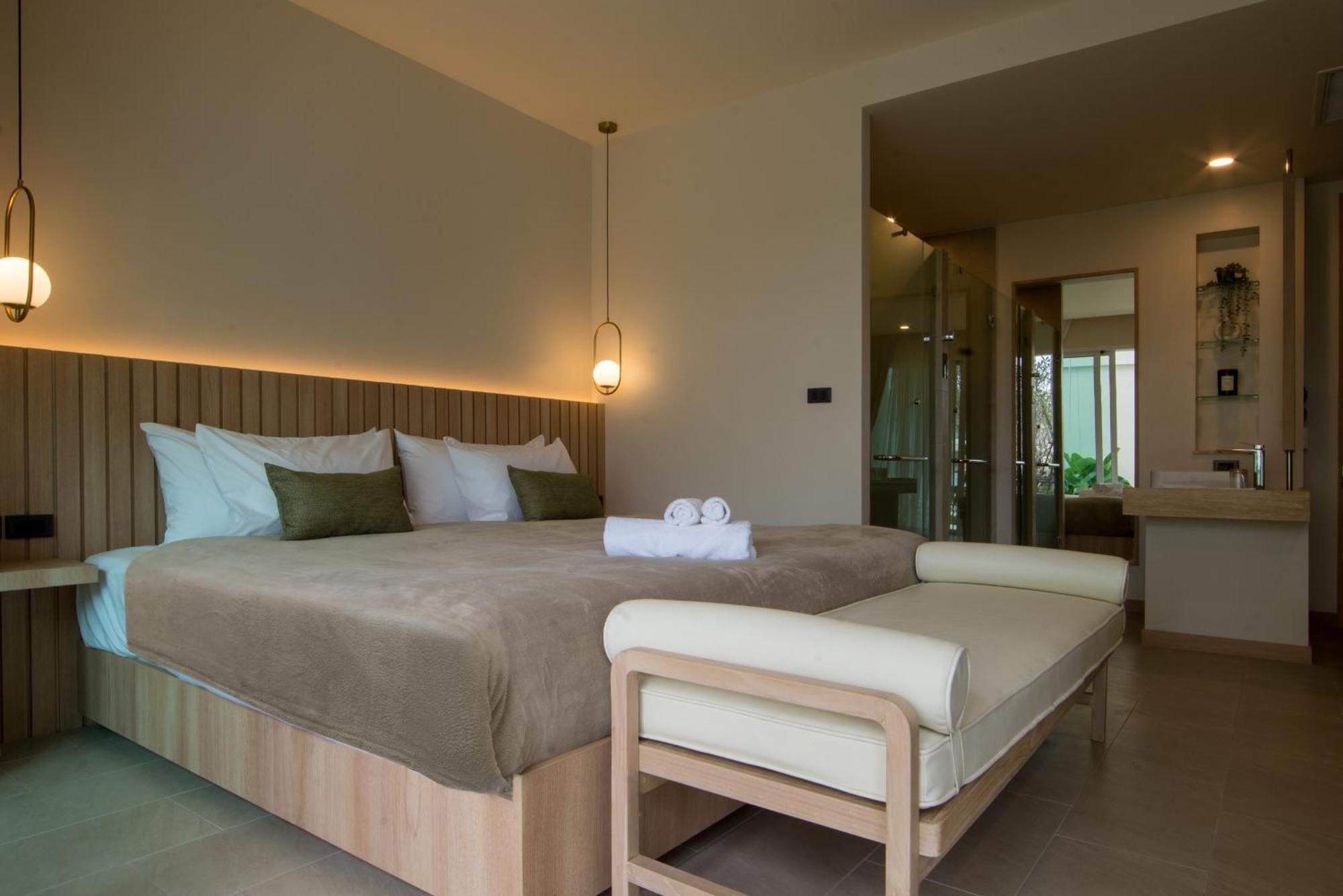 Deluxe King/ Twin Room with Pool Entrance