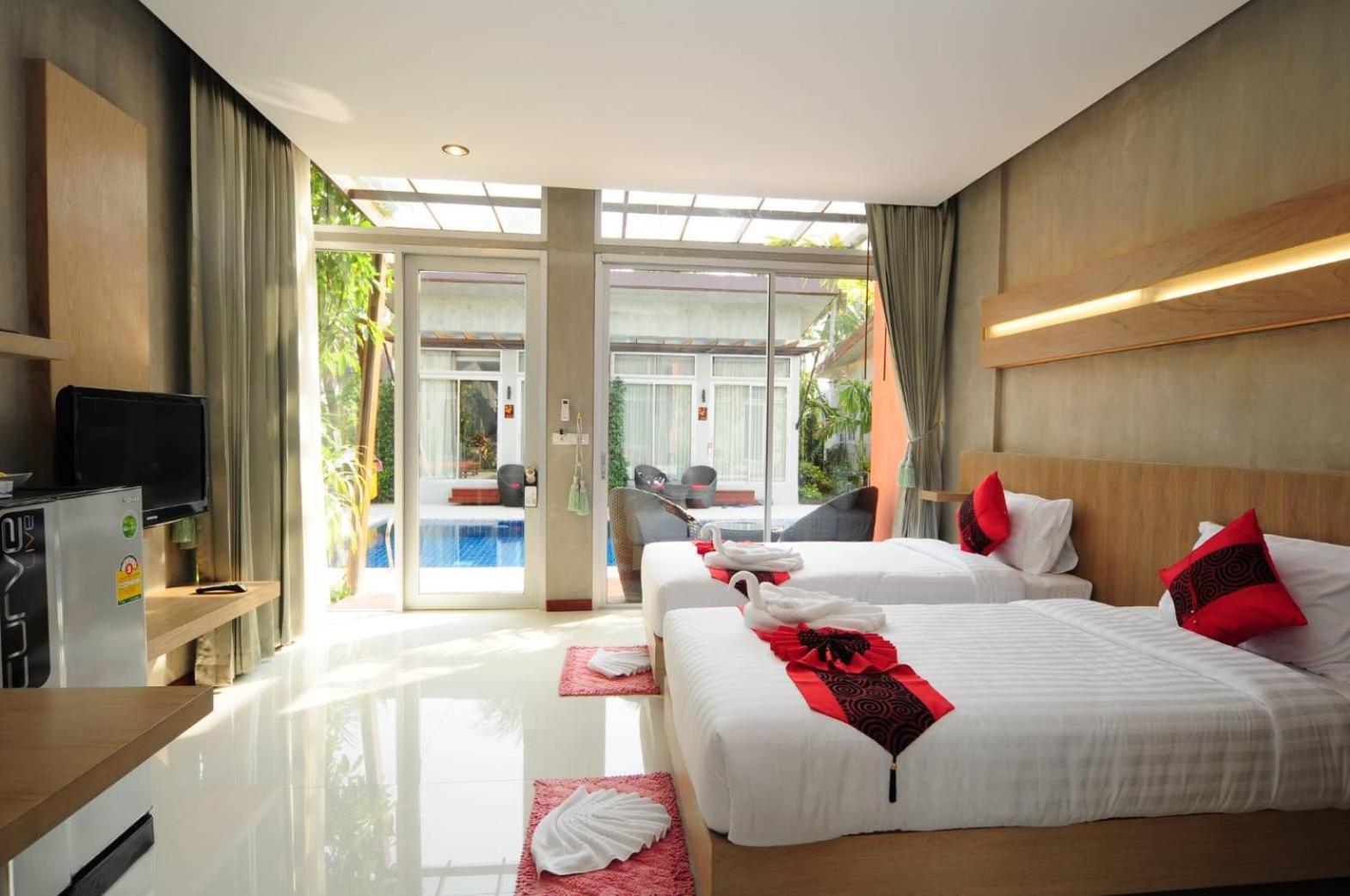 Deluxe Pool View room