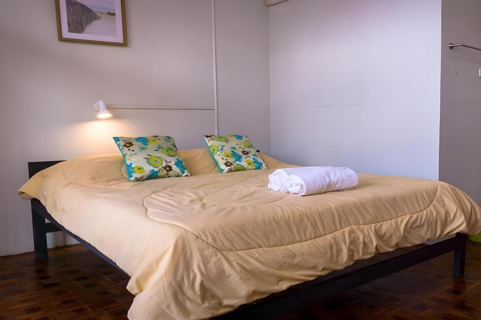Zimmer mit Kingsize-Bett und Balkon