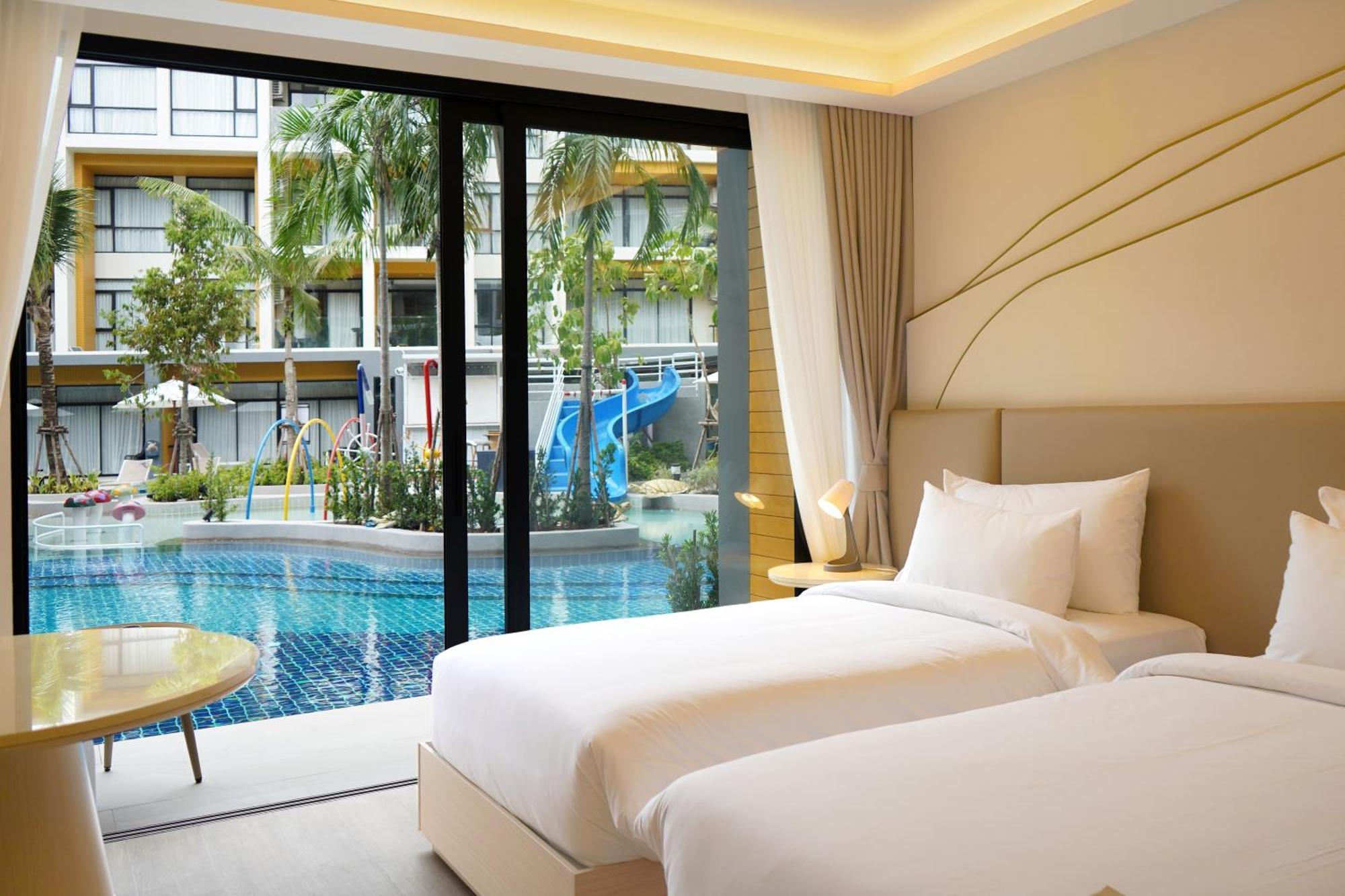 Deluxe Pool Plus Room