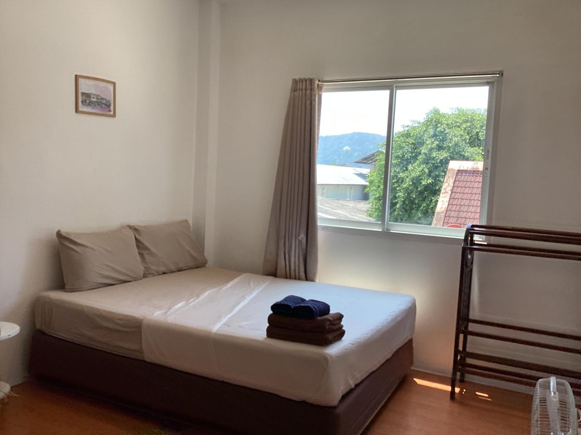 One-Bedroom Apartment Balcony Mountain View