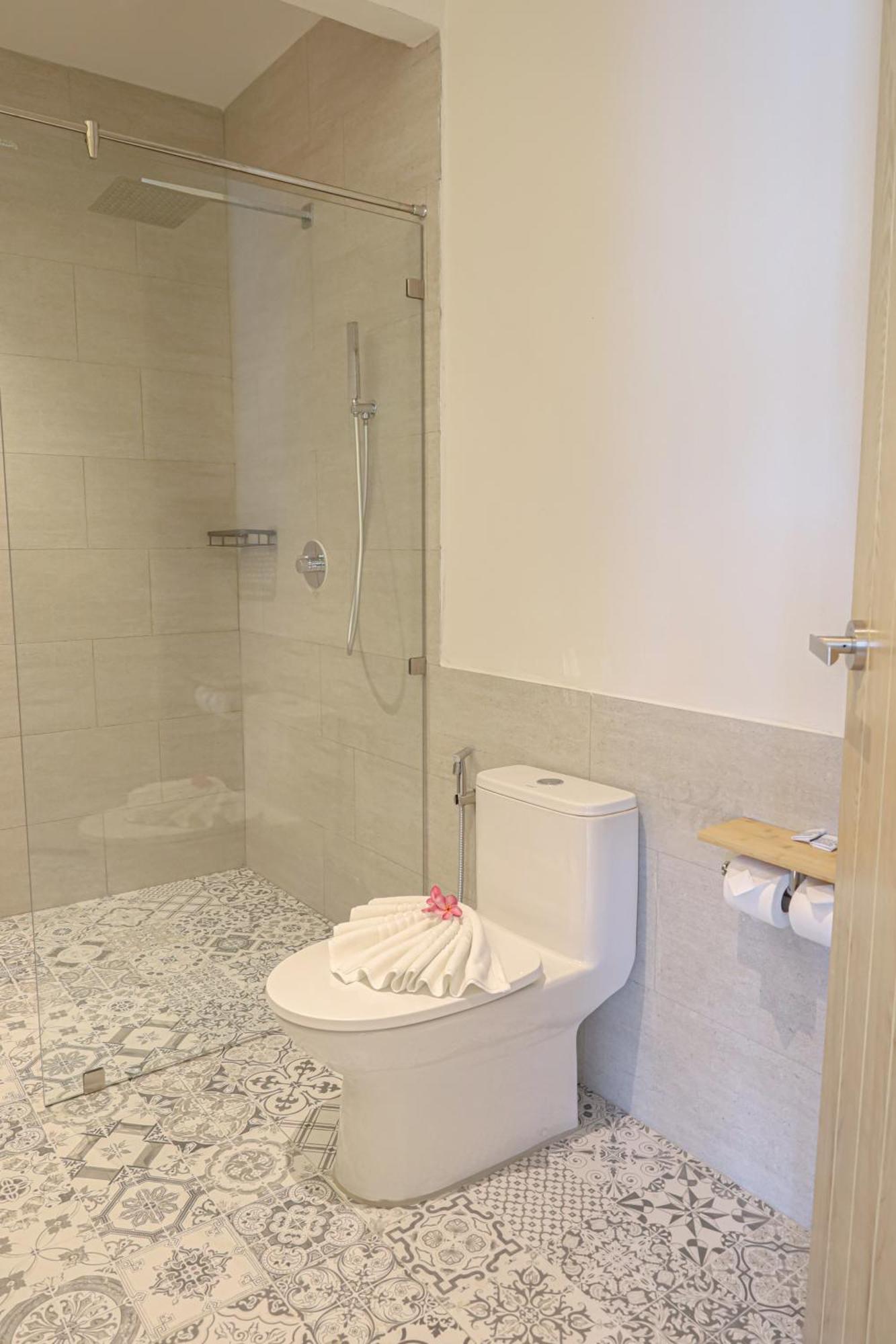 Executive Suite,1662393466:JPEG