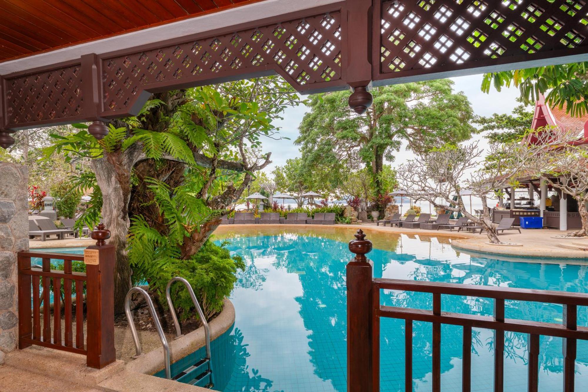 Family Connecting Lagoon Pool Access