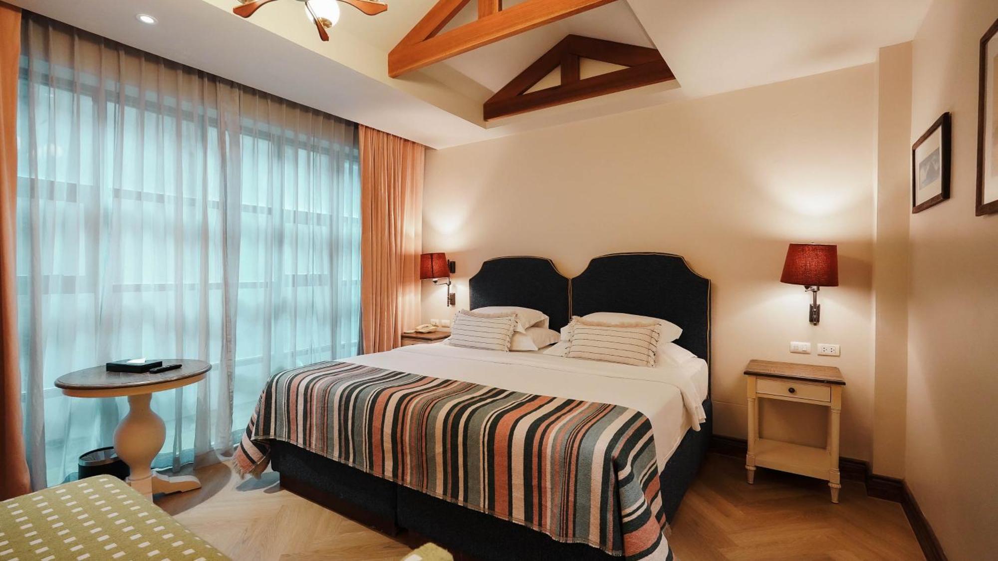 Deluxe Cozy Room