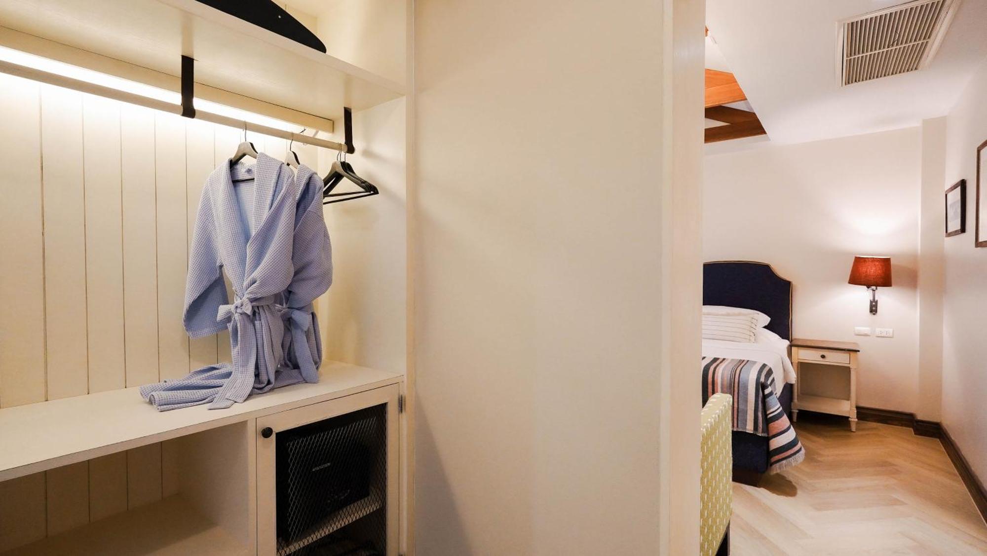 Deluxe Cozy Room