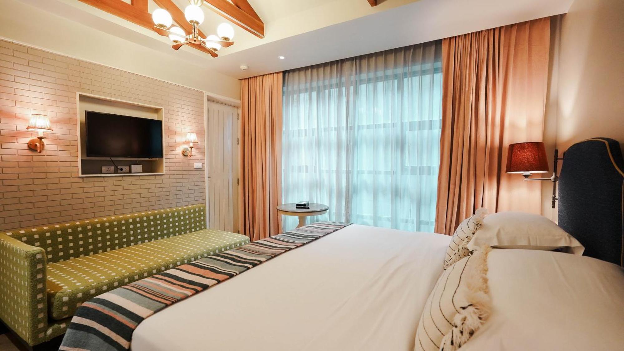 Deluxe Cozy Room