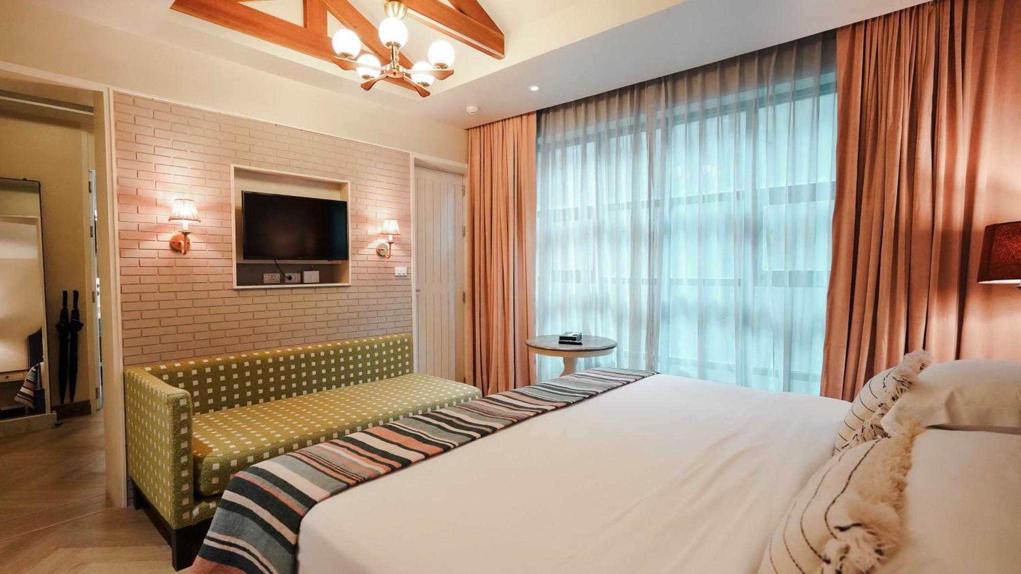 Deluxe Cozy Room