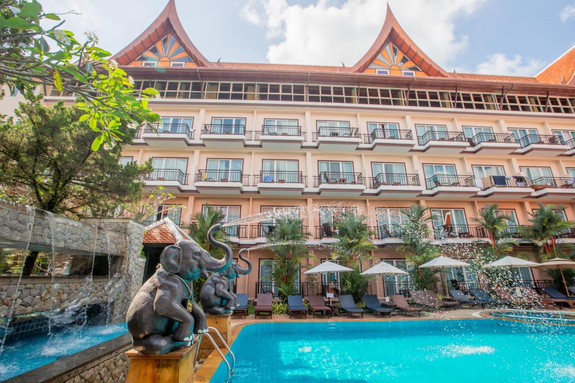 Grand Deluxe Double or Twin Room Pool View