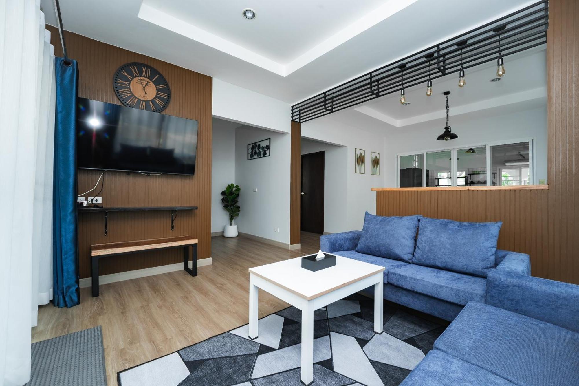 Executive Suite,1742709804:JPEG