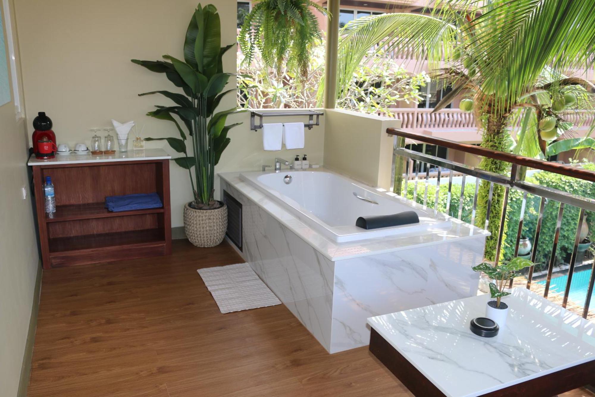 Deluxe Double Room Bath