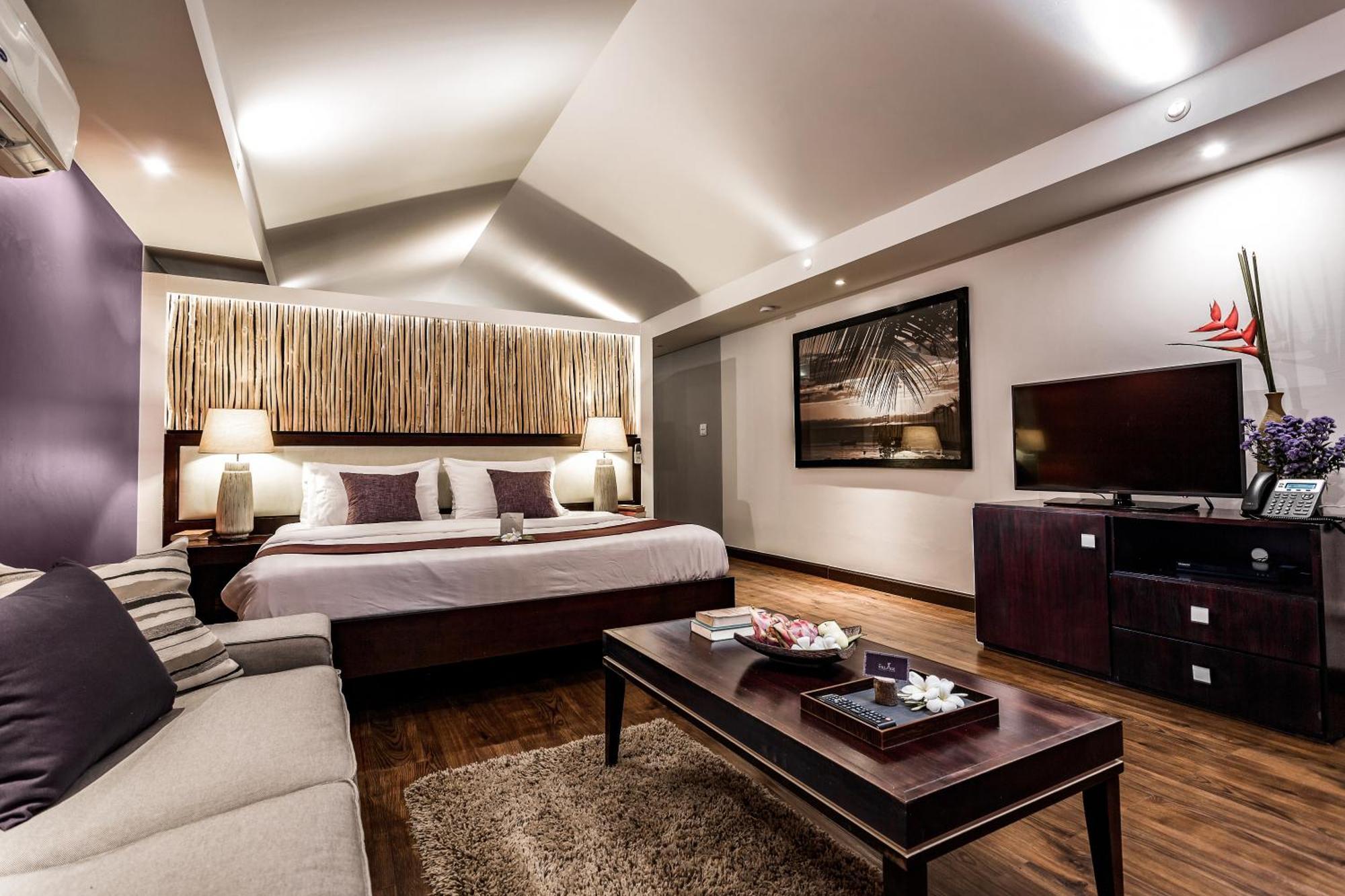 Outdoor Jacuzzi Suite Unlimited 24-Hour Water Shuttle Service