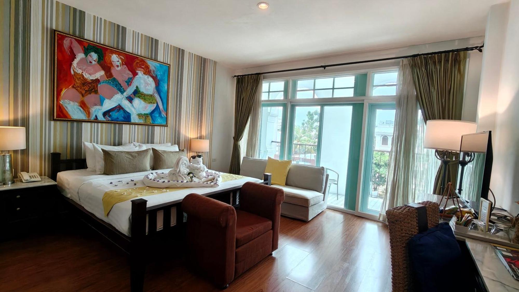 Premium Deluxe 1 King City View Balcony