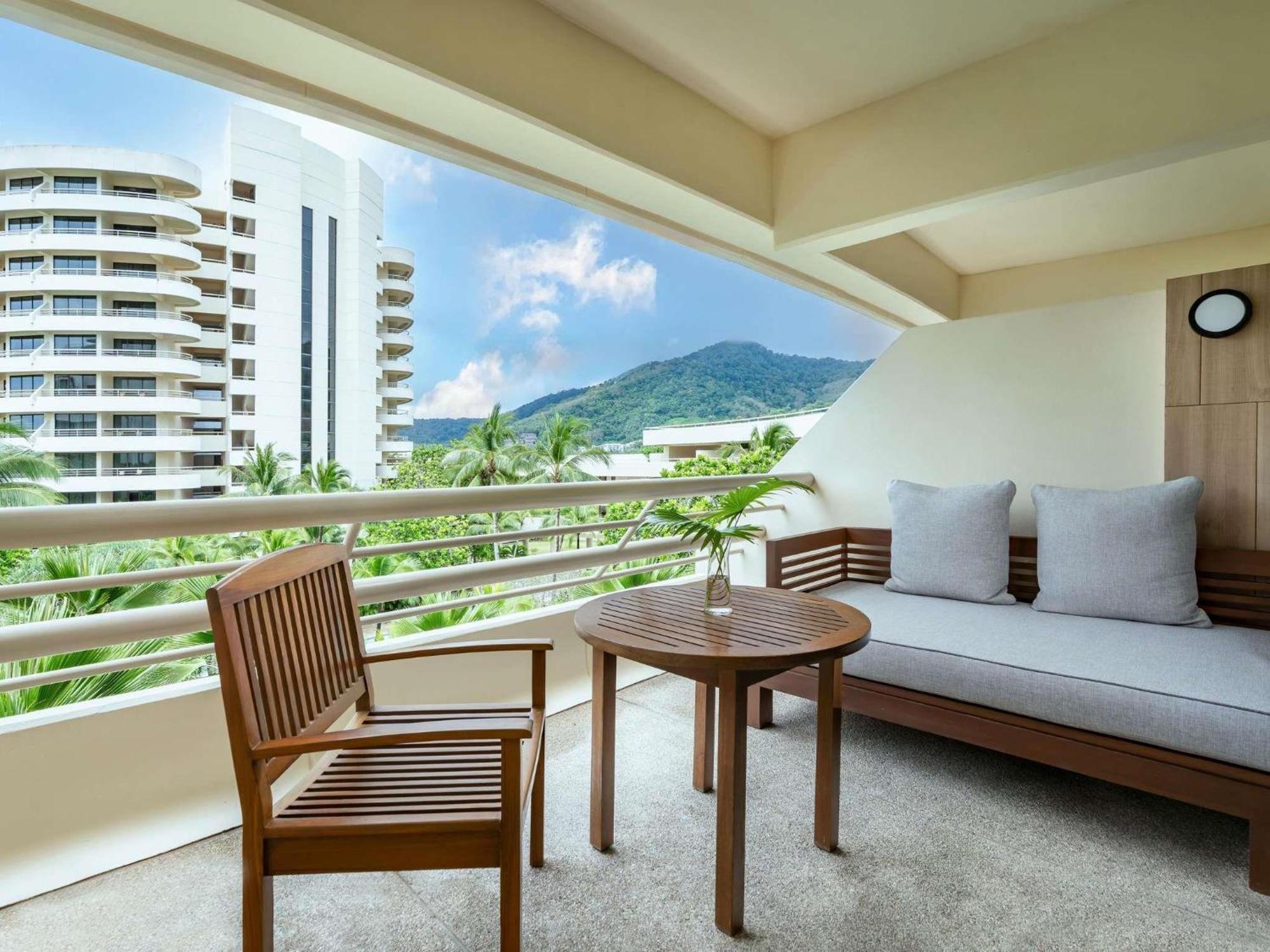 Deluxe King Room Garden View