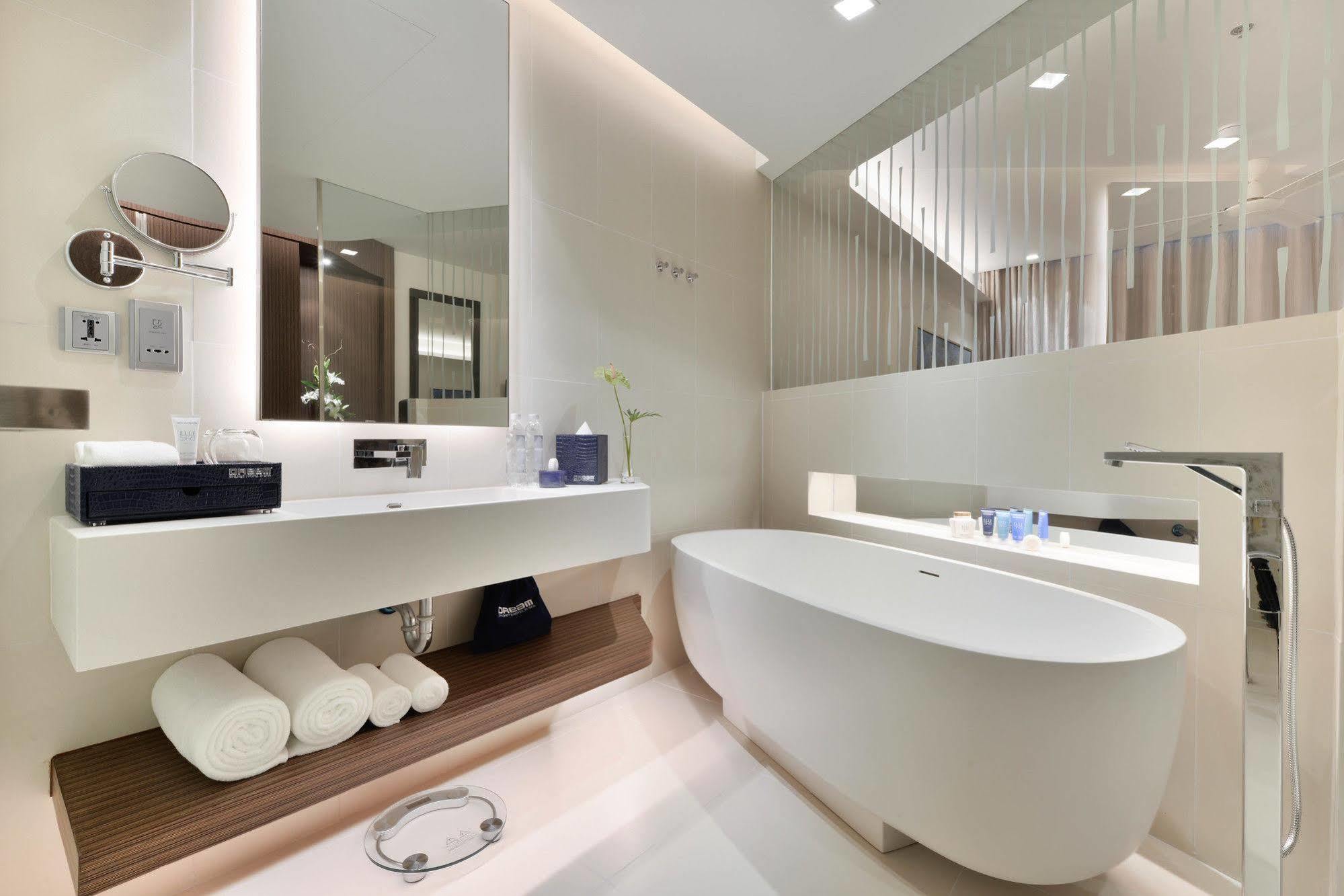 Deluxe Dip Pool Room