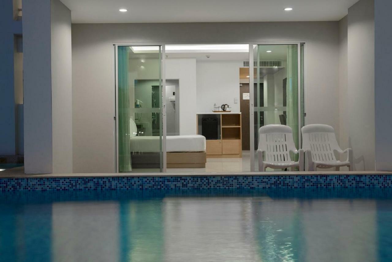 Deluxe Room Pool Access