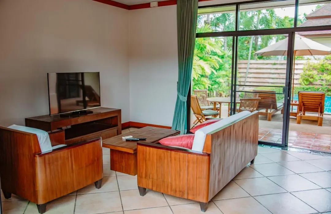 Lovely 2-Bedroom Villa With Pool 2 Mins From Beach-1