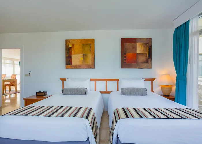 Waterfront Suites Phuket By Centara Karon com campo de golfe