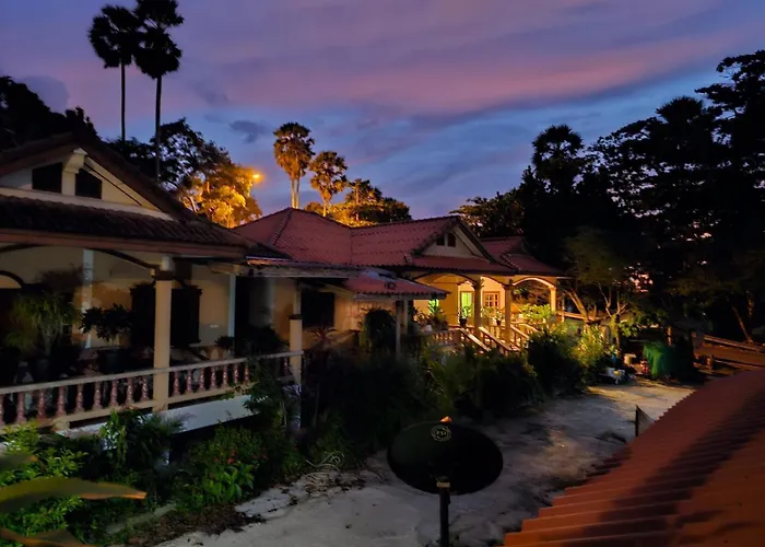 Landscape Beachfront Bungalow In Rawai Phuket que aceita animais de estimação